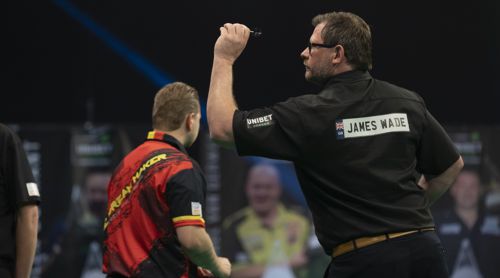 James Wade wirft mit links, Dimitri Van den Bergh mit rechts