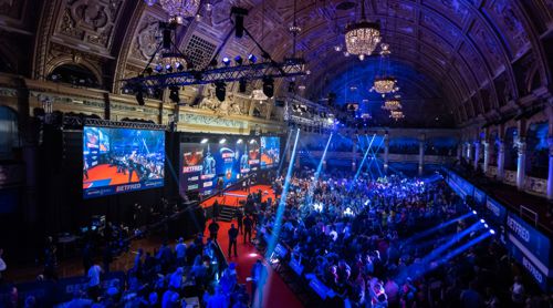 James Wade läuft in den Emperess Ballroom ein