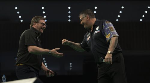 James Wade und Gary Anderson freundschaftlich