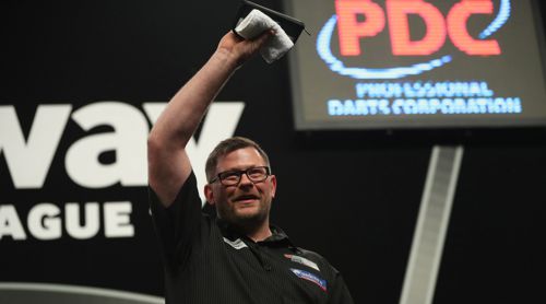 James Wade begrüßt die Fans der Premier League Darts