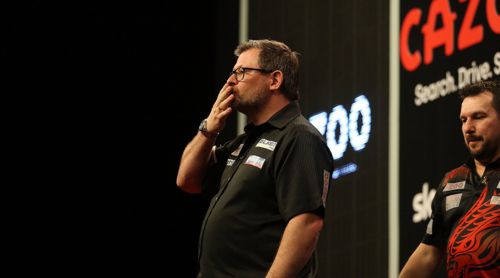 James Wade wirft den Zuschauern Küsse zu