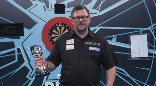 James Wade mit dem Masters-Pokal in Miniatur-Ausgabe