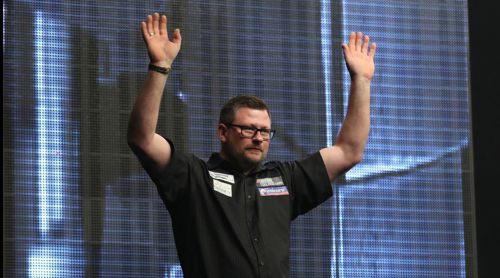 James Wade steht in Rotterdam vor dem gewaltigen Bildschirm und begrüßt die Fans