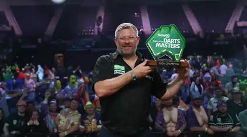 James Wade mit dem Pokal des Australian Darts Masters