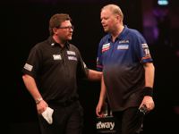 Raymond van Barneveld steht nach dem Unentschieden über James Wade im Halbfinale der Premier League Darts 2015