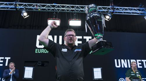 James Wade, im Hintergrund Werner von Moltke