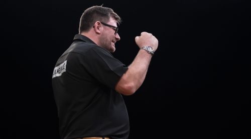 James Wade freut sich über seinen Sieg gegen Mensur Suljovic