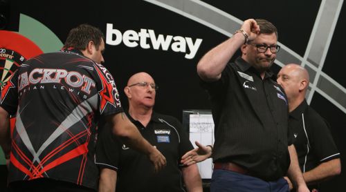 James Wade bleibt in der Premier League Darts 2017 bisher ungeschlagen