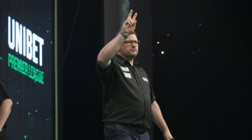 James Wade zeigt drei Finger