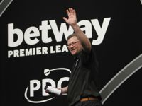 James Wade hat nach seinem Sieg über Raymond van Barneveld sichtbar gute Laune