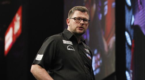 James Wade bringt etwas Farbe in die Premier League, mit roten Hosen trat der Engländer am ersten Spieltag an