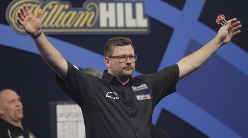 James Wade bringt mit seiner roten Hose Farbe in den Alexandra Palace