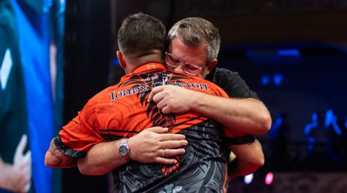 James Wade umarmt Jonny Clayton herzlich