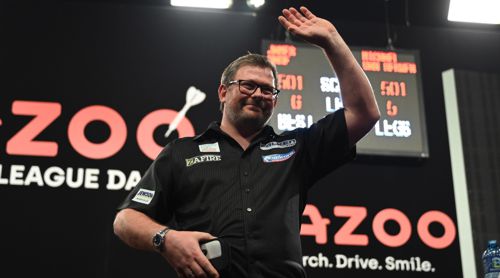 James Wade winkt den Fans in Dublin