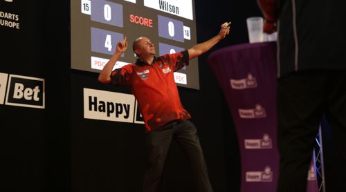 James Wilson hat viel Spaß am Dartspiel