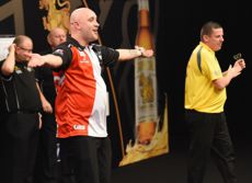 Jamie Hughes besiegte Dave Chisnall beim Grand Slam of Darts 2016