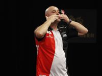 Jamie Hughes zieht als einer von fünf BDO-Spielern in das Achtelfinale des Grand Slam of Darts 2016 ein