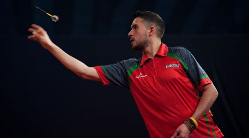 Jamie Lewis mit perfekter Darts Technik