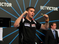 Jamie Lewis erringt mit dem Einzug in die zweite Runde des PDC World Matchplay 2015 den größten Erfolg seiner jungen Karriere