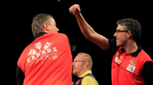 Jeff Smith mit seinem Landsmann John Part beim World Cup of Darts 2013