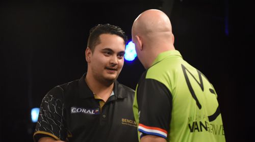 Jeffrey de Zwaan mit seinem Landsmann Michael van Gerwen