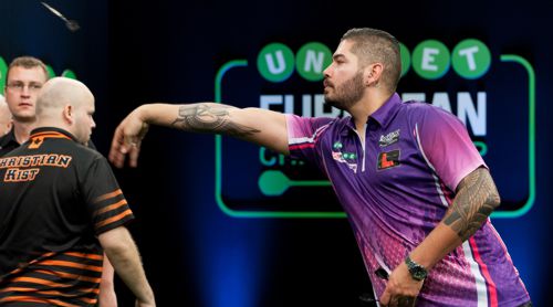 Darts Weltmeister Jelle Klaasen bei der Arbeit