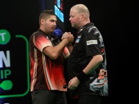 Jelle Klaasen setzte sich im Duell der Weltmeister und Landsleute gegen Raymond van Barneveld durch