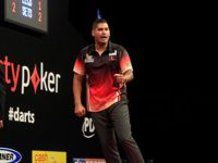 Jelle Klaasen besiegt Dave Chisnall mit 3:2
