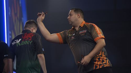 Jermaine Wattimena freut sich riesig über seinen Sieg gegen Nick Kenny