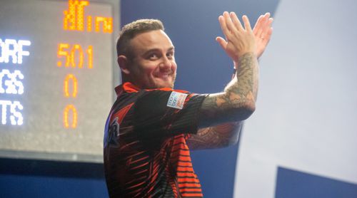 Joe Cullen klatscht fröhlich in die Hände