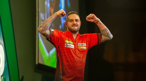 Joe Cullen lässt die Musekln spielen