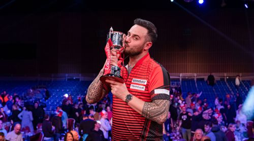 Joe Cullen ksst den Pokal des Masters