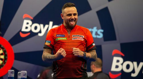 Joe Cullen streckt die Zunge raus