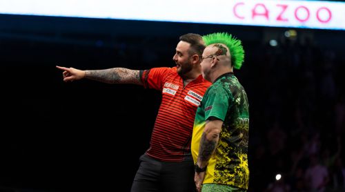 Joe Cullen zeigt - Peter Wright guckt mit Brille
