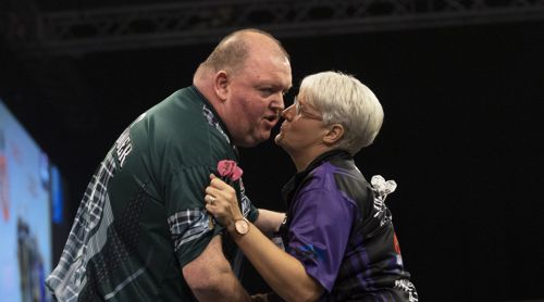 Dartspieler Kuss