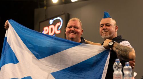 John Henderson und Peter Wright mit Fahne