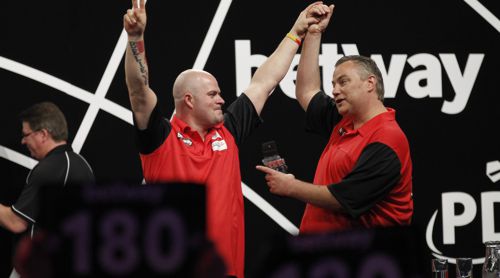 Der dreifache Darts Weltmeister John Part mit seinem Partner Kenny MacNeil