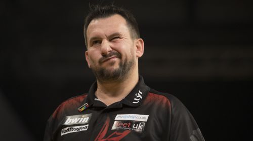 Jonny Clayton kneift ein Auge zu