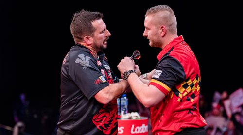 Jonny Clayton und Dimitri Van den Bergh freundschaftlich