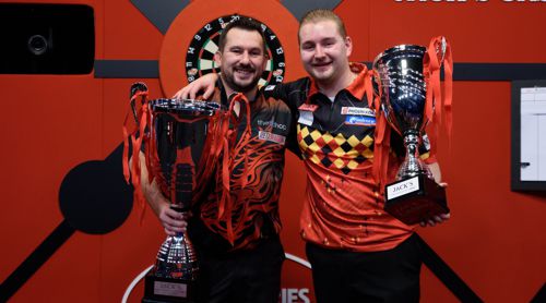 Jonny Clayton und Dimitri Van den Bergh mit Pokalen