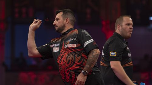 Jonny Clayton mit einigen Schwierigkeiten gegen Dirk van Duijvenbode