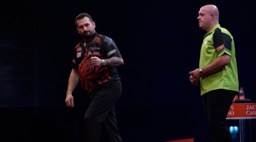 Jonny Clayton ballt die Faust zum Sieg gegen Michael van Gerwen