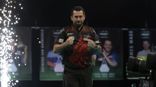 Jonny Clayton genießt das Feuerwerk