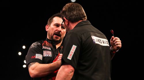 James Wade gratuliert Jonny Clayton zum Sieg