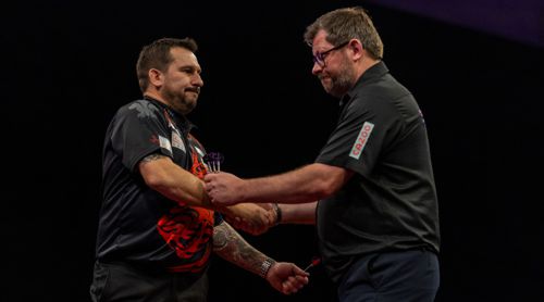James Wade vermeidet Augenkontakt mit Jonny Clayton