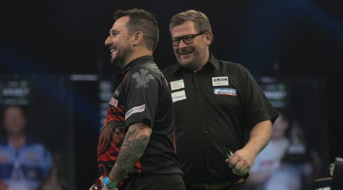 Jonny Clayton und James Wade haben Spaß