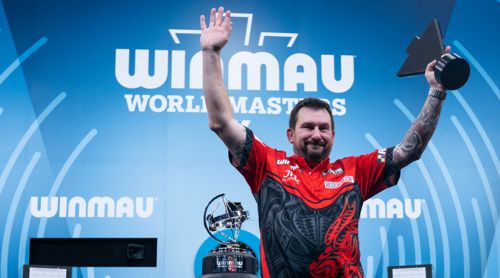Jonny Clayton mit dem Pokal für den zweiten Platz