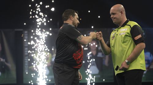 Jonny Clayton und Michael van Gerwen freundschaftlich