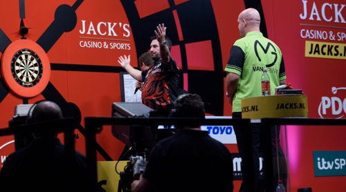 Jonny Clayton besiegt Michael van Gerwen