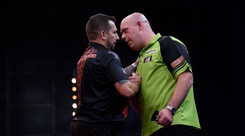 Michael van Gerwen beglückwünscht Jonny Clayton